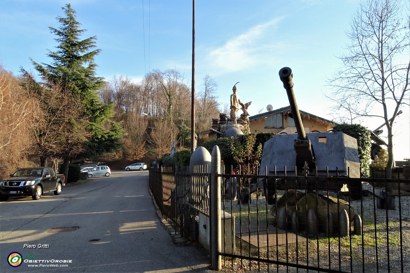 52 Al piazzale del Colle dei Roccoli cimeli della Grande Guerra.JPG